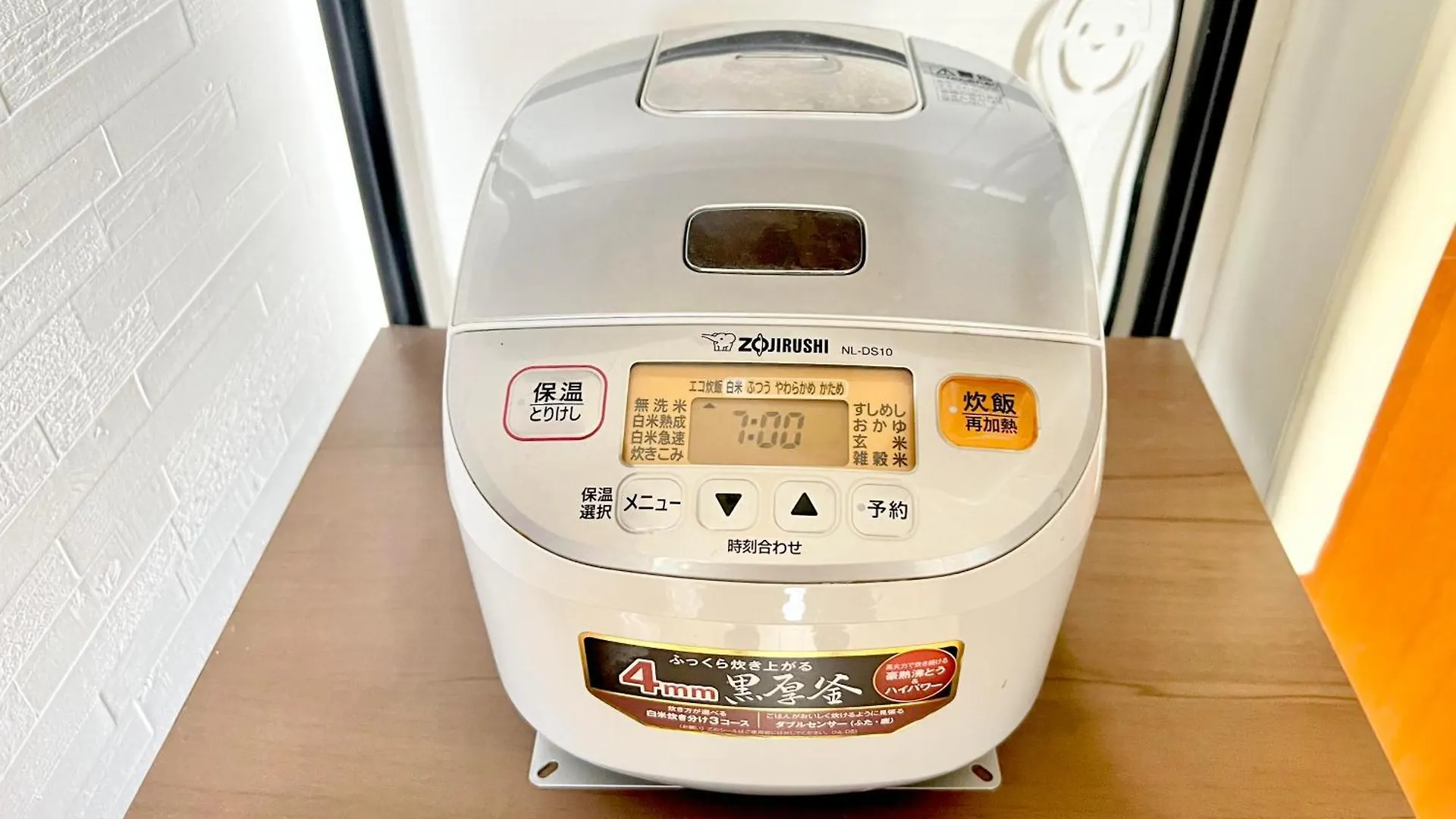 Kansai Guesthouse: Convenient Tsuruhashi Stay near Namba and Universal Studios Osaka