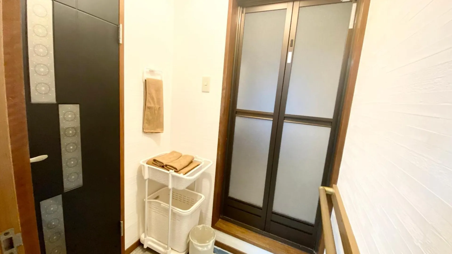 Kansai Guesthouse: Convenient Tsuruhashi Stay near Namba and Universal Studios Osaka 0*,